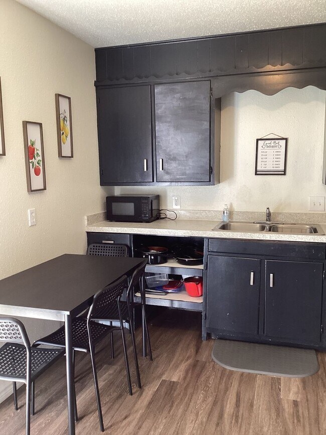Foto del edificio - Fully Furnished Modern 2 Bedroom on Quiet Street and Close to ENMU!