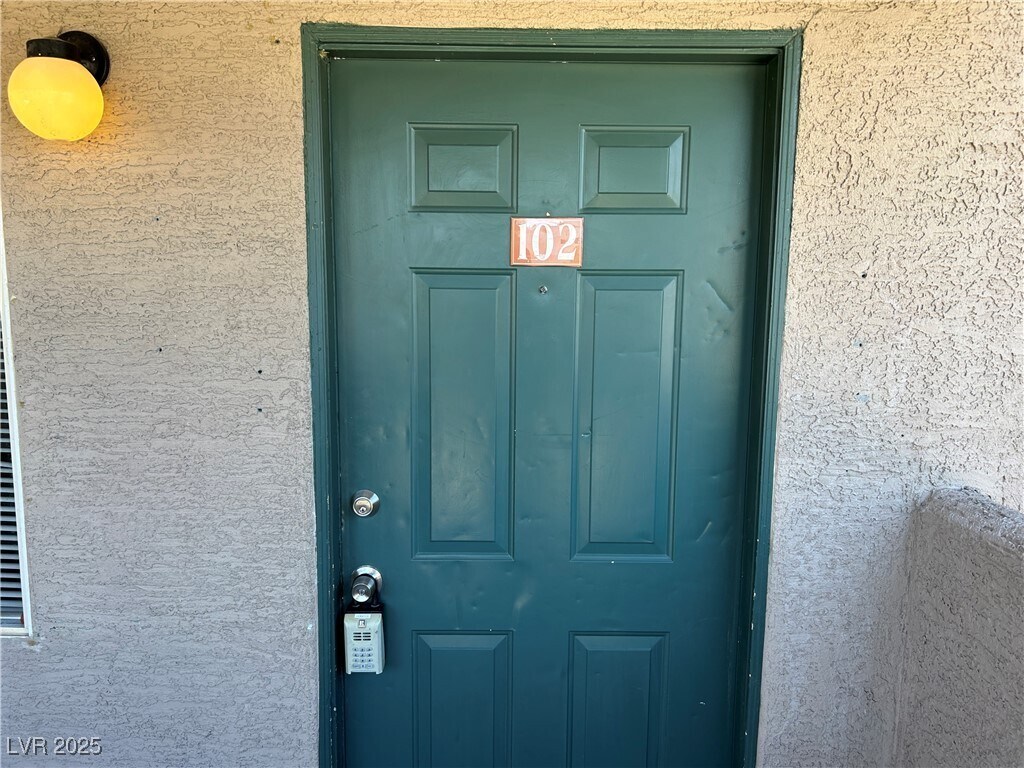 Foto principal - 6553 McRae Ave