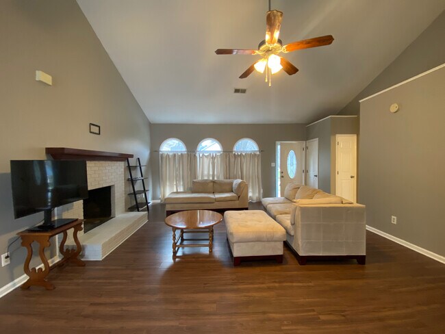Foto del edificio - Room in Single Family Home on Hathshire Dr