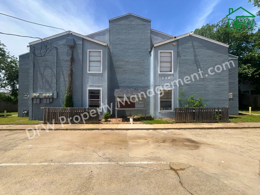 Primary Photo - Fry Street Apartments