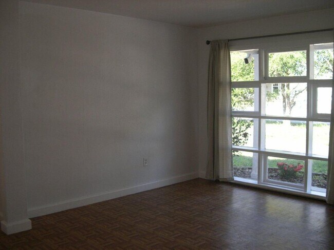 Foto del edificio - 220 Golden Days Dr