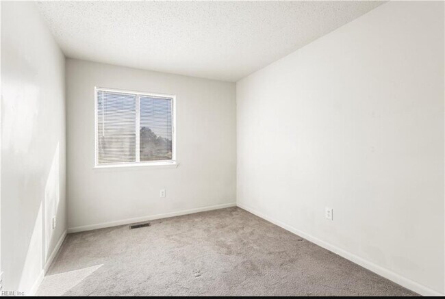 Building Photo - 900 Monarch Dr