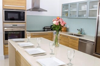 Building Photo - 2020 N Bayshore Dr