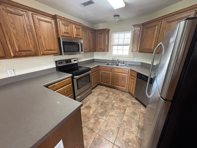 Foto del edificio - **COMING SOON** Large Townhouse in Farmington with Loft Style Bonus Space