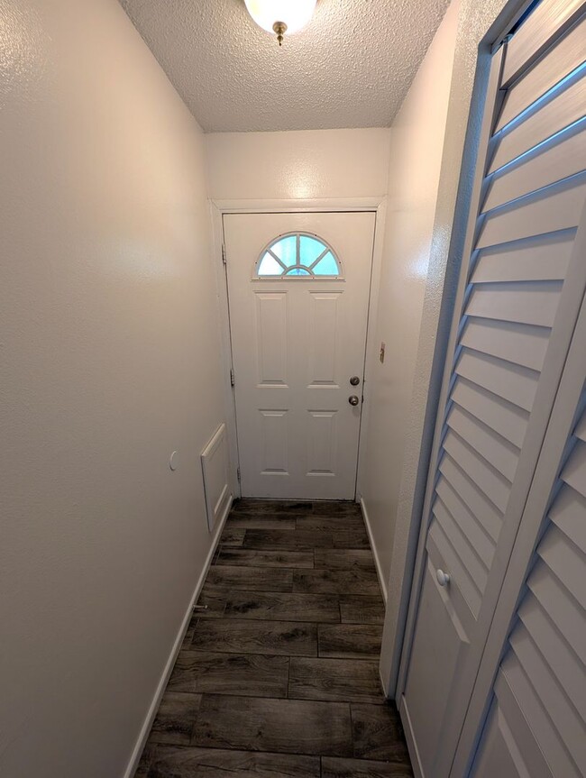 Building Photo - 2 Bedroom Condo Unit in the Polynesian Par...