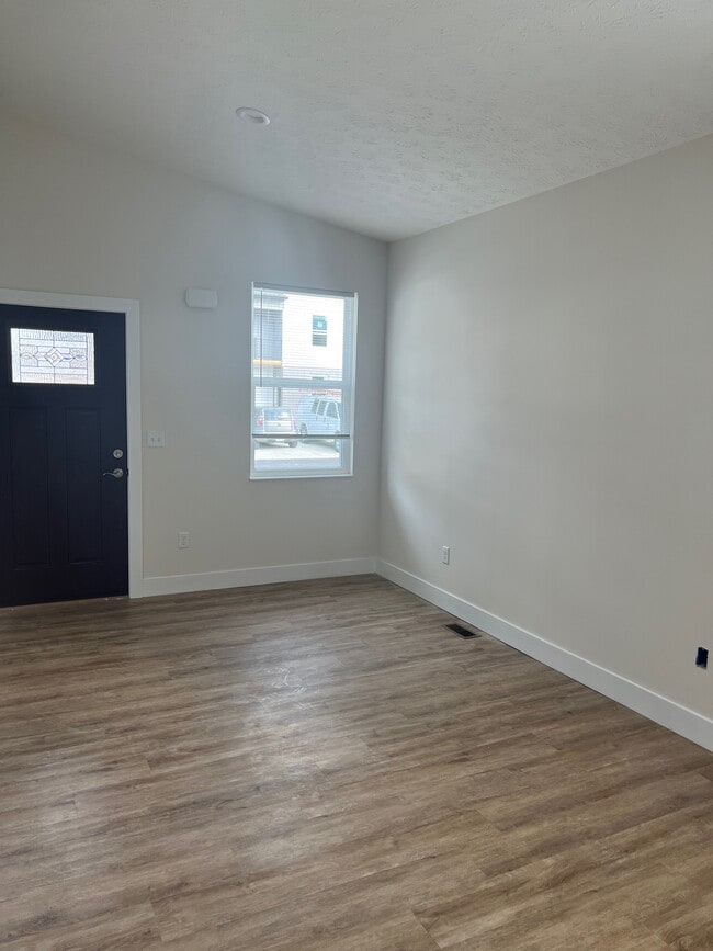 Building Photo - 601 Courtyard Ln