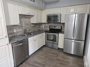 Building Photo - 2300 Bamboo Dr