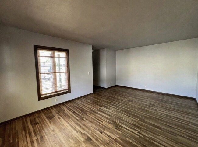 Building Photo - 993 Oriole Dr