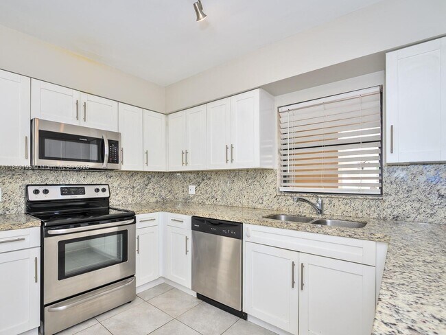 Building Photo - 16742 Royal Poinciana Dr