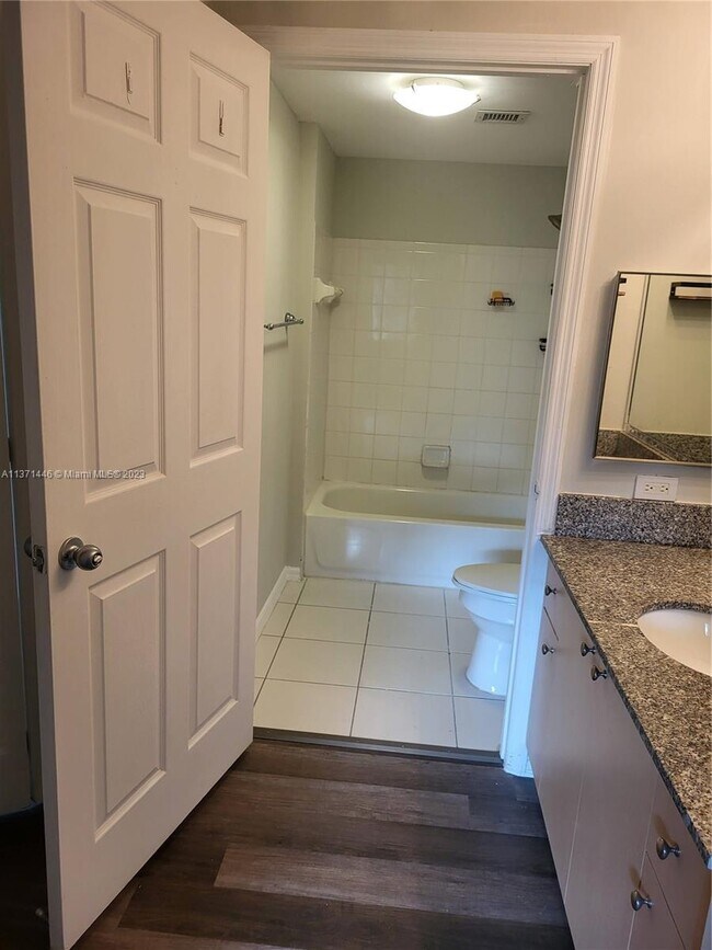 Foto del edificio - 2482 Centergate Dr