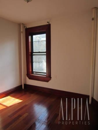 Primary Photo - 208 E 82nd St