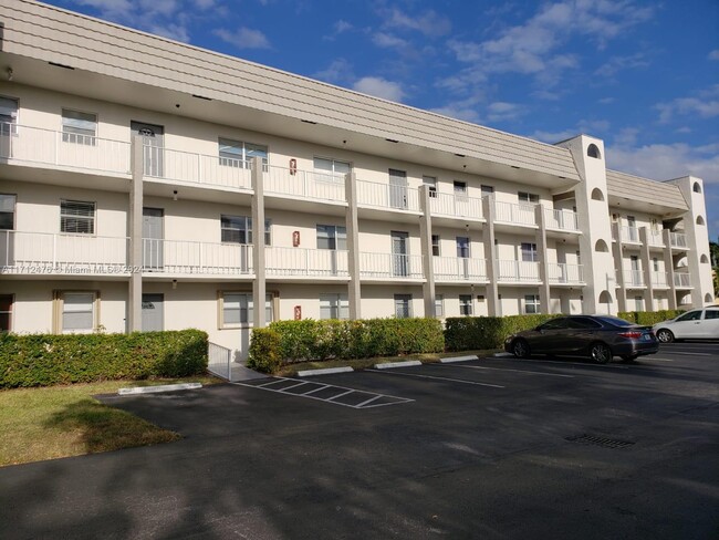 Foto del edificio - 8350 Sunrise Lakes Blvd