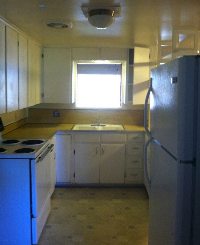 Interior Photo - 503 N Parkway Ave