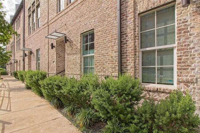 Building Photo - 1203 Shore District Dr