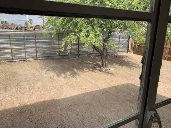 Building Photo - 302 W. Flores Street #10