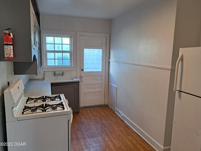 Building Photo - 718 S Connor Ave