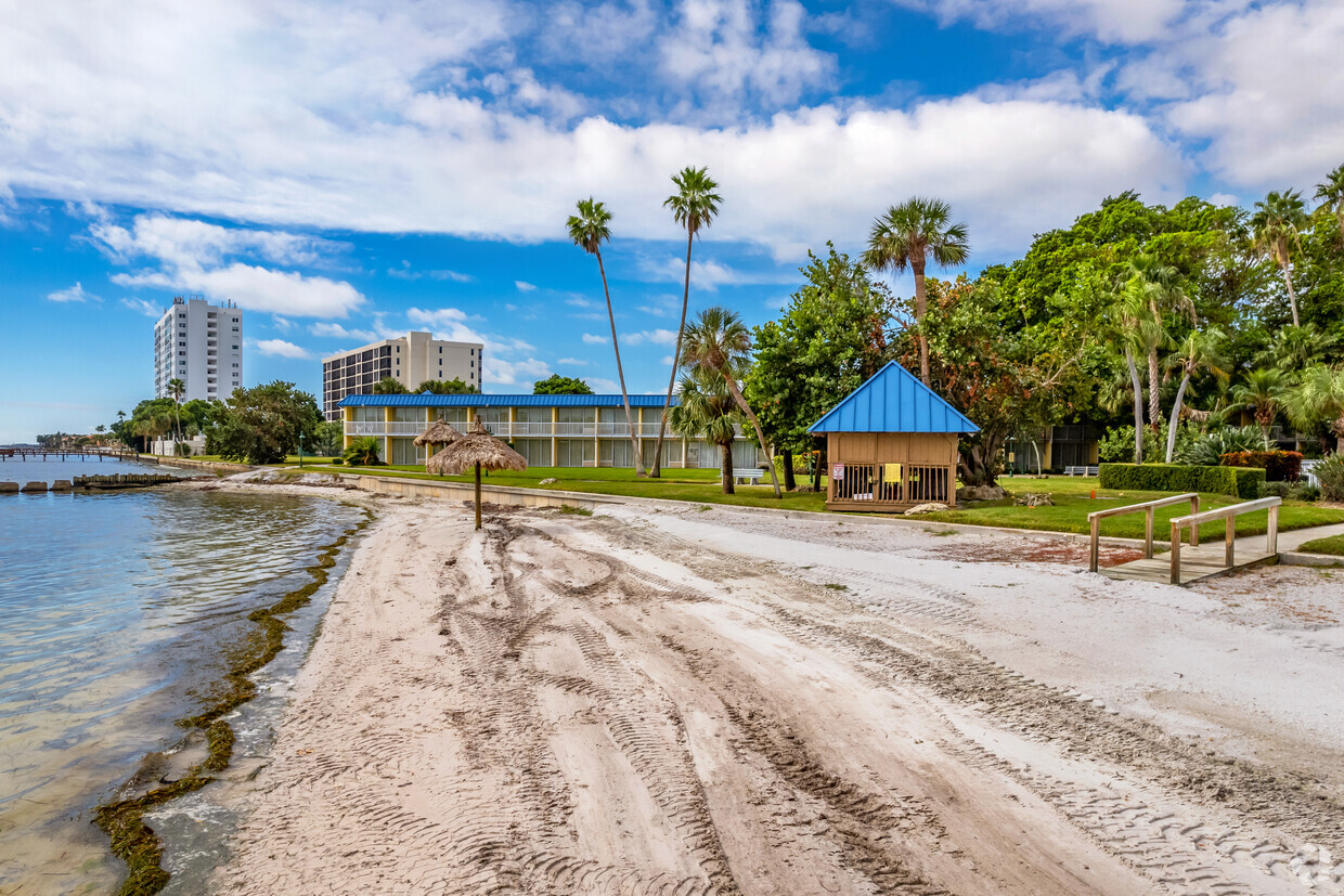 Primary Photo - Skyway Apartments