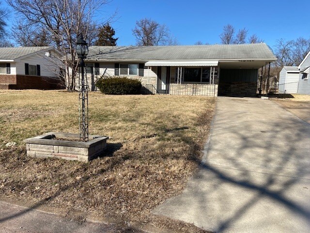 Building Photo - Spacious Home with Fully Fenced Back Yard