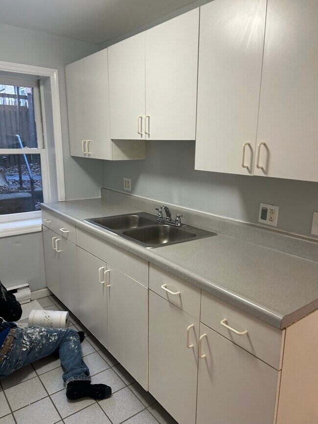 Mucho espacio en la encimera y fregaderos dobles. - 205 Garden St