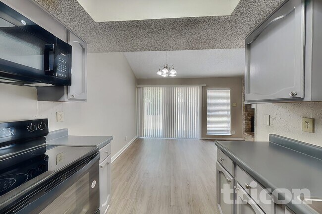Foto del edificio - 7527 Ledgebrook Dr