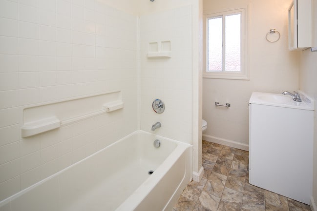Bath - The Del Mar in Sacramento