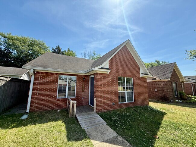 Foto del edificio - 1506 Remington Dr