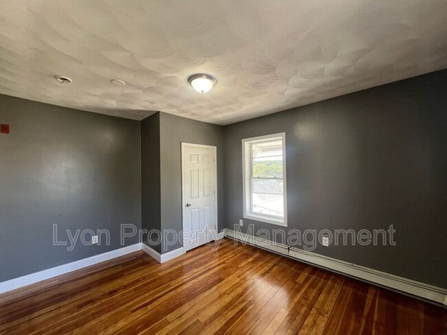 Building Photo - 156 Pleasant St