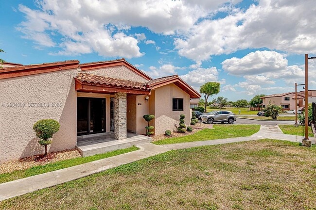 Foto del edificio - 740 NW 105th Pl