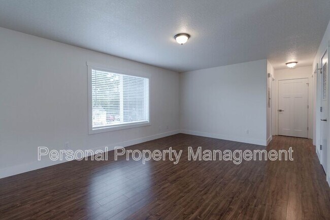 Foto del edificio - 1215 W 25th St