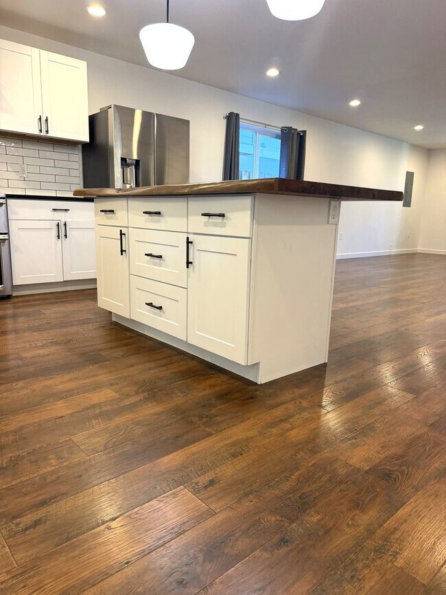 Foto del edificio - 570 NE 55th Ave