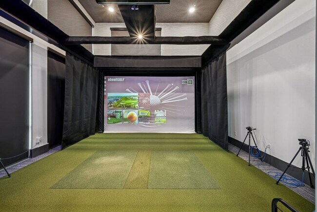 Zona de simuladores de golf: practique golf durante todo el año desde la comodidad de su hogar. - Inkwell at Baseline
