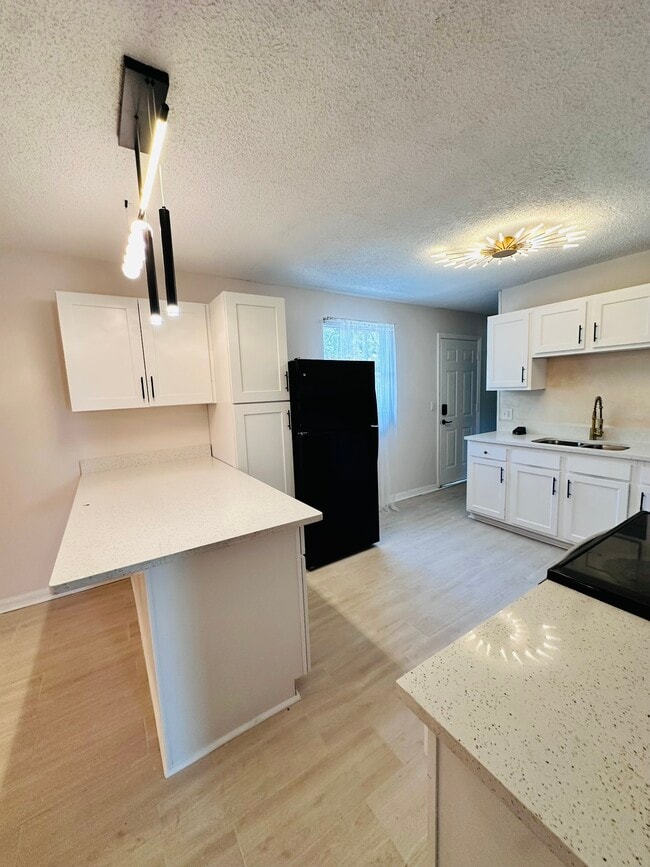 Building Photo - 6650 Pinnochio Dr