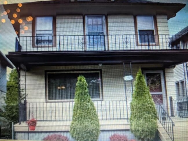 Spacious first floor Apartment - 266 Crestwood Ave