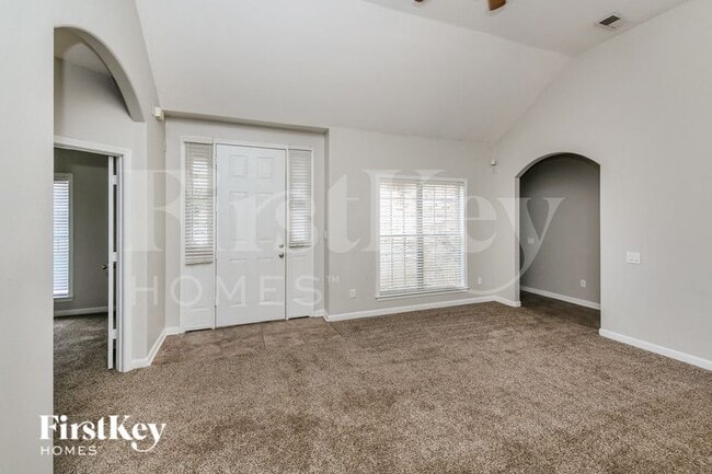 Foto del edificio - 8595 Shady Elm Dr