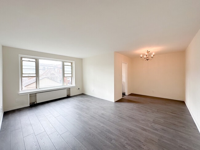 Photo du bâtiment - Montgomery Apartments
