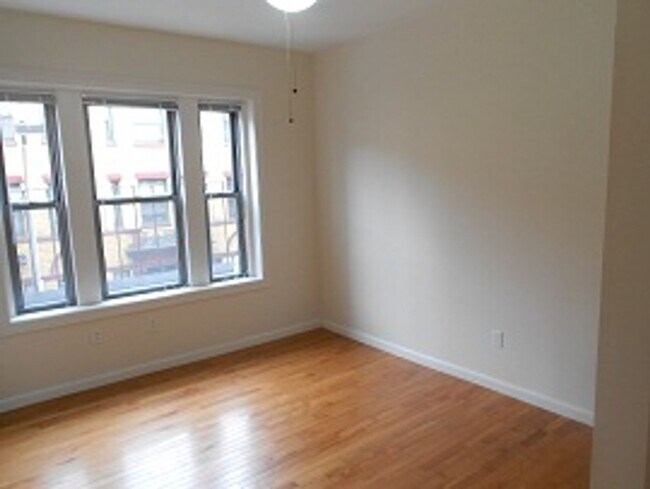 Building Photo - 2Br/1Bth apartment available NOW! Great Location!