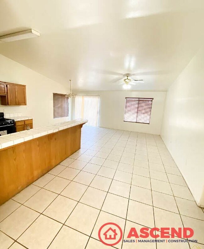 Foto del edificio - 3 Bedroom 2 Bath House in SE Bakersfield - Apply Today!