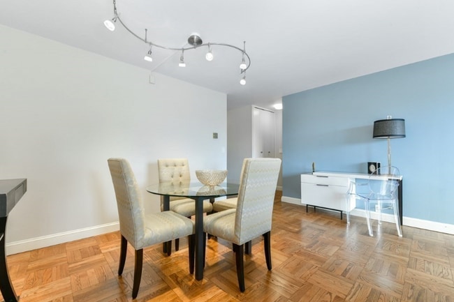 Building Photo - 180 Beacon St