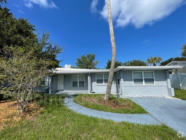 Building Photo - 841 La Plaza Ave S