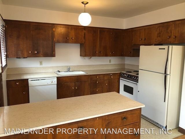 Building Photo - 3546-3548-3548 SE Cora Dr