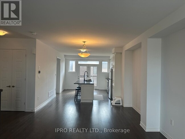 Photo du bâtiment - 3040 John McKay Blvd