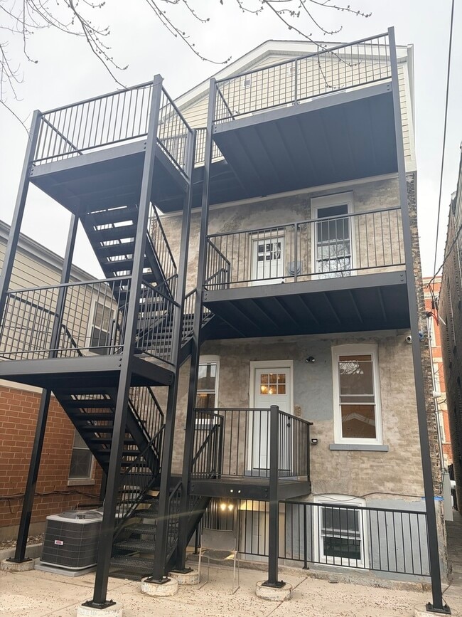 Foto del edificio - 2719 W Augusta Blvd