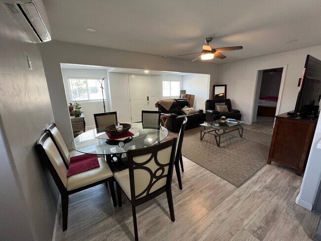 Foto del edificio - 9234 -9236 Winter Gardens Blvd