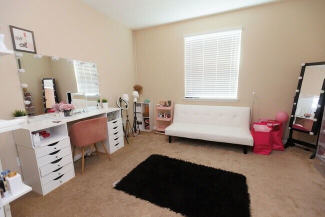 Foto del edificio - 4 Bedroom 3 Bathroom home with 2 car garage