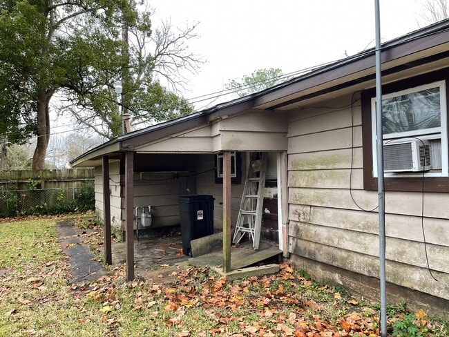 Old Back Porch - 301 Cypress St