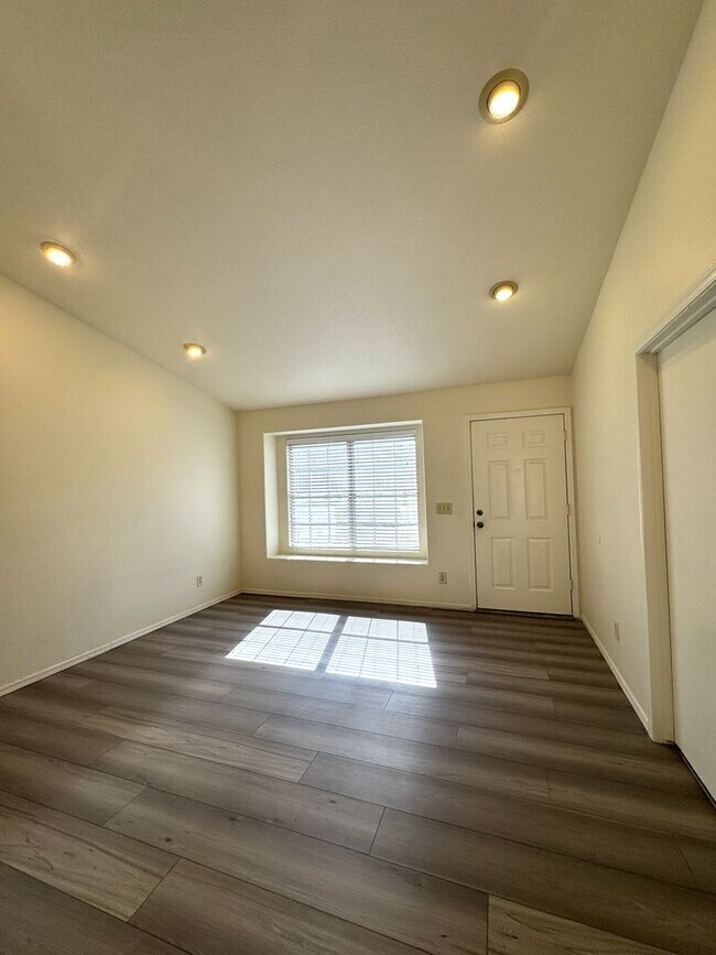 Foto del edificio - 4 BEDROOMS CULDESAC LOT ACROSS FROM PARK