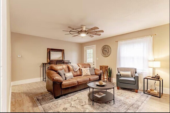 Foto del edificio - 906 North Main Street