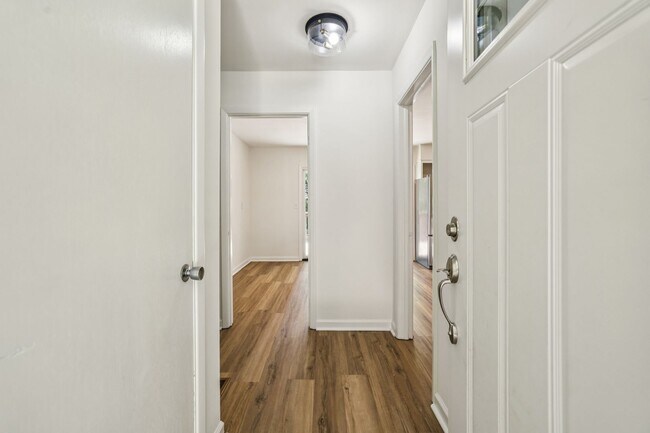 Foto del edificio - Charming Ranch Style Home With Spacious Basement in Brookhaven