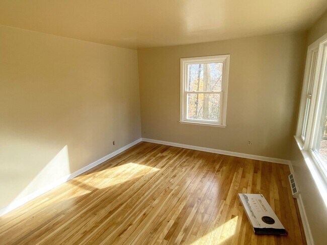 Foto del edificio - 4-Bedroom, 1 Bath Home on Wooded Lot near Aspirus Hospital