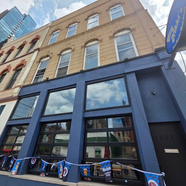 Building Photo - 607 N Wells St